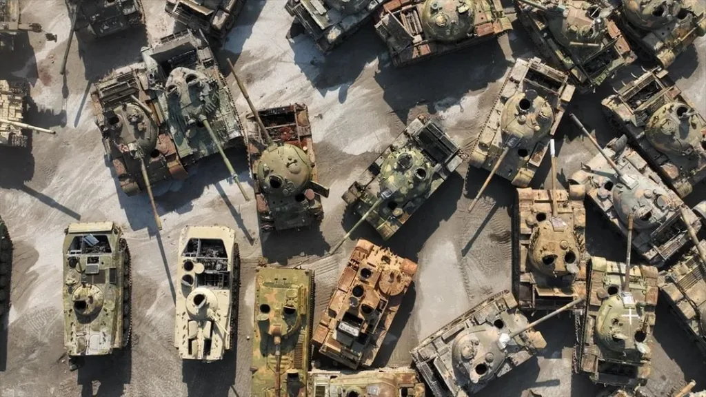 Свалка бронетехники, принадлежащей разбежавшейся год назад сирийской арабской армии