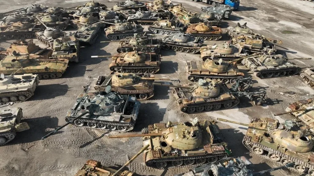 Свалка бронетехники, принадлежащей разбежавшейся год назад сирийской арабской армии