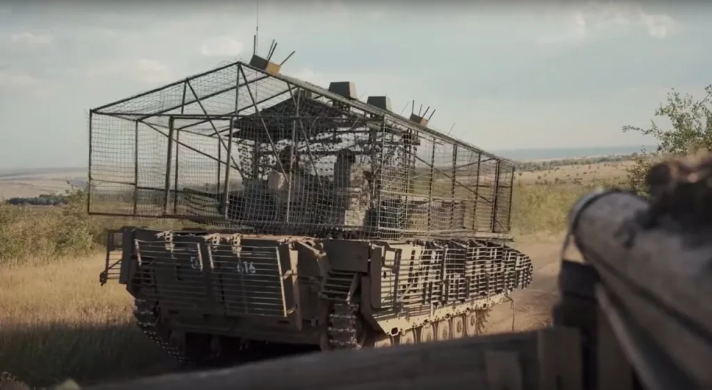 Российская БМП-2 с двойным антидроновым мангалом