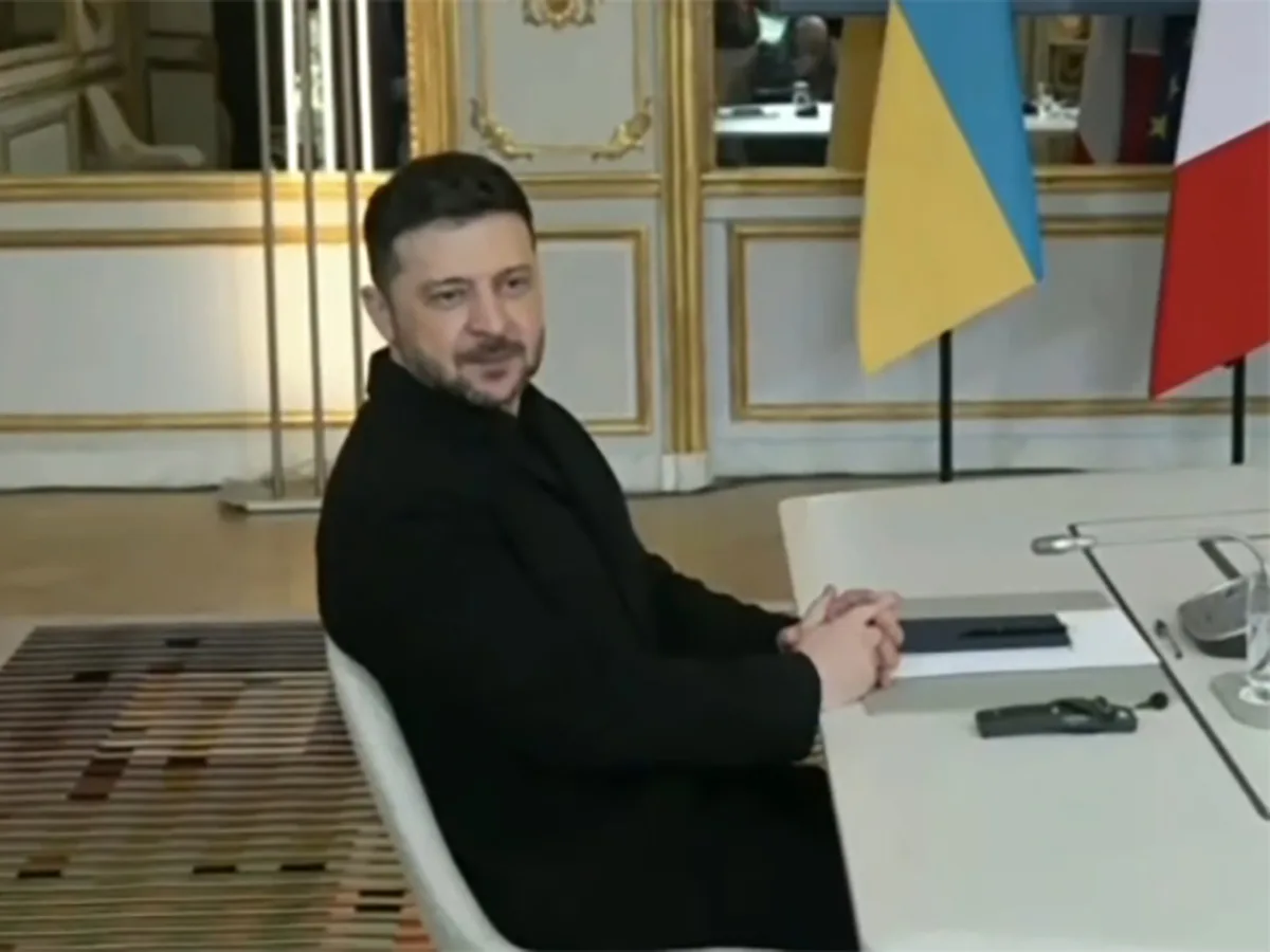 Зеленский удивил публику странной мимикой на встрече с Макроном в Париже0