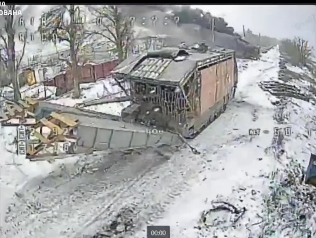 Импровизированный мостоукладчик на базе танка Т-80БМВ во главе очередной механизированной колонны очередного печального окончившегося механизированного штурма в районе Доброполья