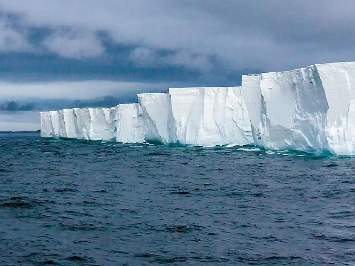 Роскосмос представил снимок самого большого айсберга А23а после его раскола0