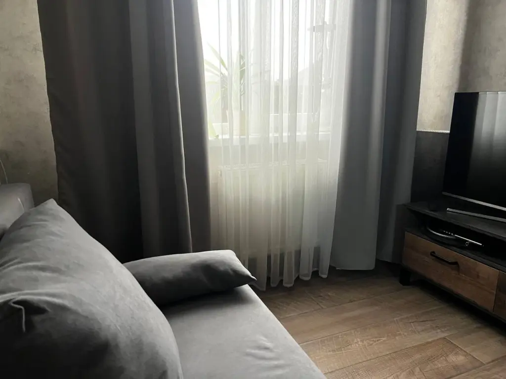 В отпуске заметила, как легко и быстро убирают загрязнения с мебели в отеле: теперь очищаю диван дома аналогичным образом