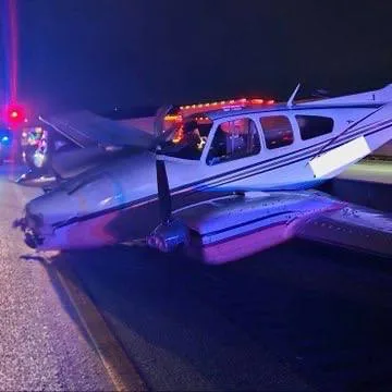 Неудачная посадка: легкомоторный самолёт протаранил автомобиль на трассе во Флориде