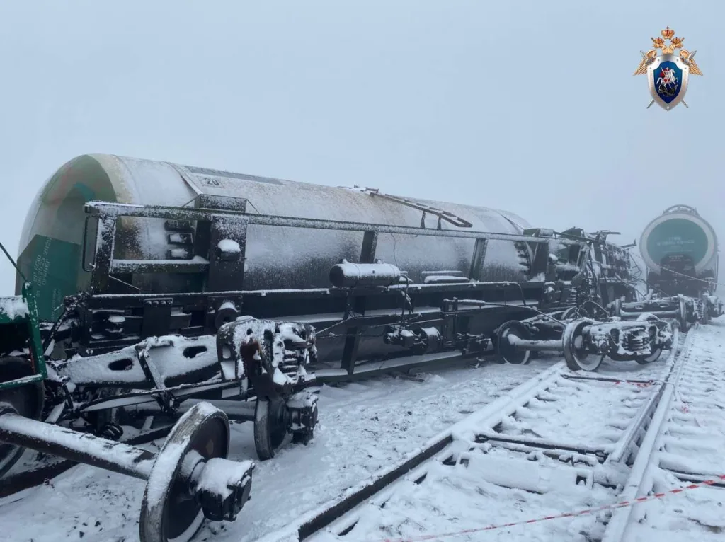 Три вагона-цистерны с пропан-бутаном сошли с рельсов в Оренбургской области