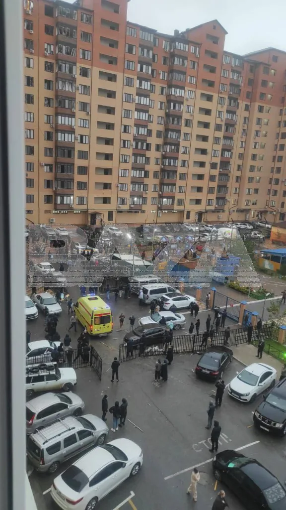 Взрыв прогремел в жилой многоэтажке в Дагестане. На месте работают медики, информации о пострадавших пока нет