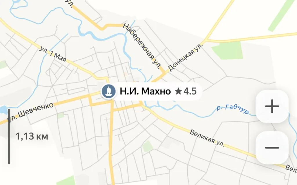 Русский солдат укрыл памятник Нестора Махно в Гуляйполе