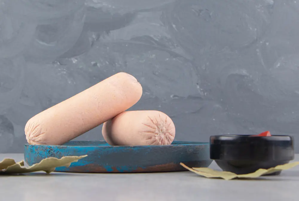 Рублю мясо в фарш, добавляю холодное молоко, и через несколько часов на столе появляется домашняя докторская колбаса