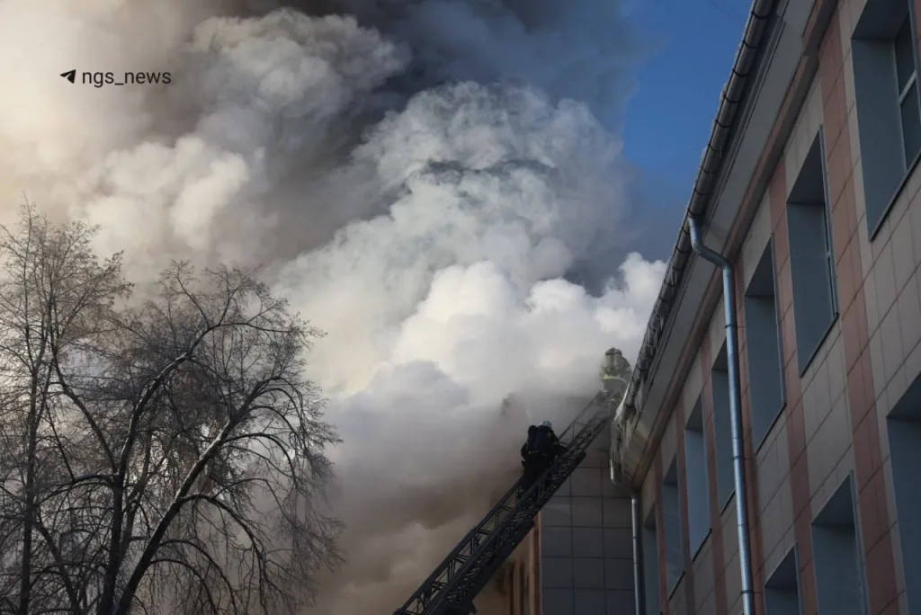 Педагогический колледж горит в Новосибирске