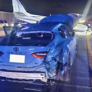 Неудачная посадка: легкомоторный самолёт протаранил автомобиль на трассе во Флориде