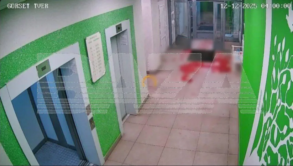 Жуткие кадры: истекающие кровью люди забежали в подъезд дома в Твери после удара ВСУ