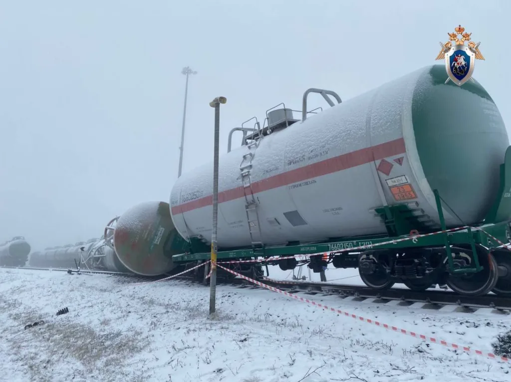 Три вагона-цистерны с пропан-бутаном сошли с рельсов в Оренбургской области