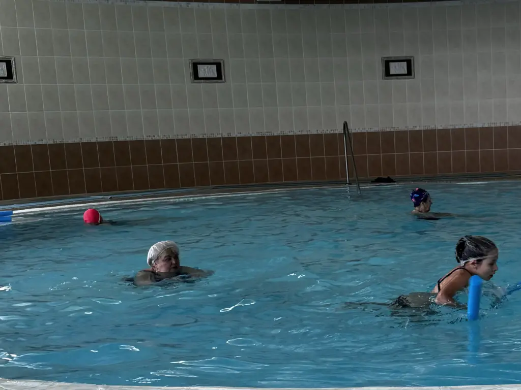 Ходьба отходит на второй план, уступая место новому фавориту: виду спорта, который после 60 лет значительно укрепляет тело, превосходя любые прогулки