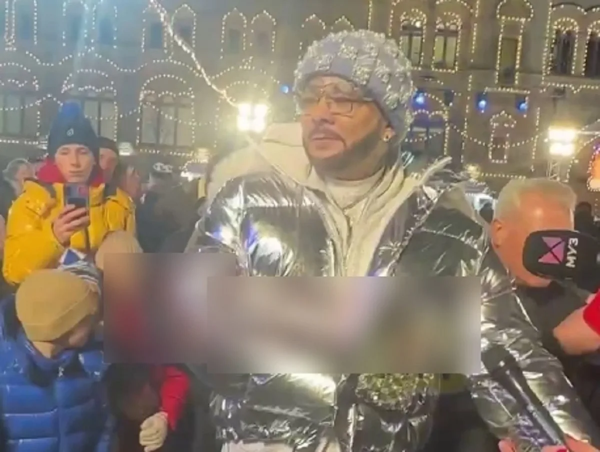 Директор Киркорова устроил драку с блогером на открытии ГУМ-катка из-за оскорблений артиста0