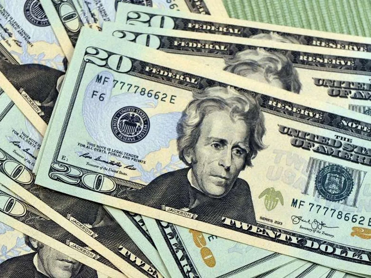 Доллар упал ниже 75 рублей0