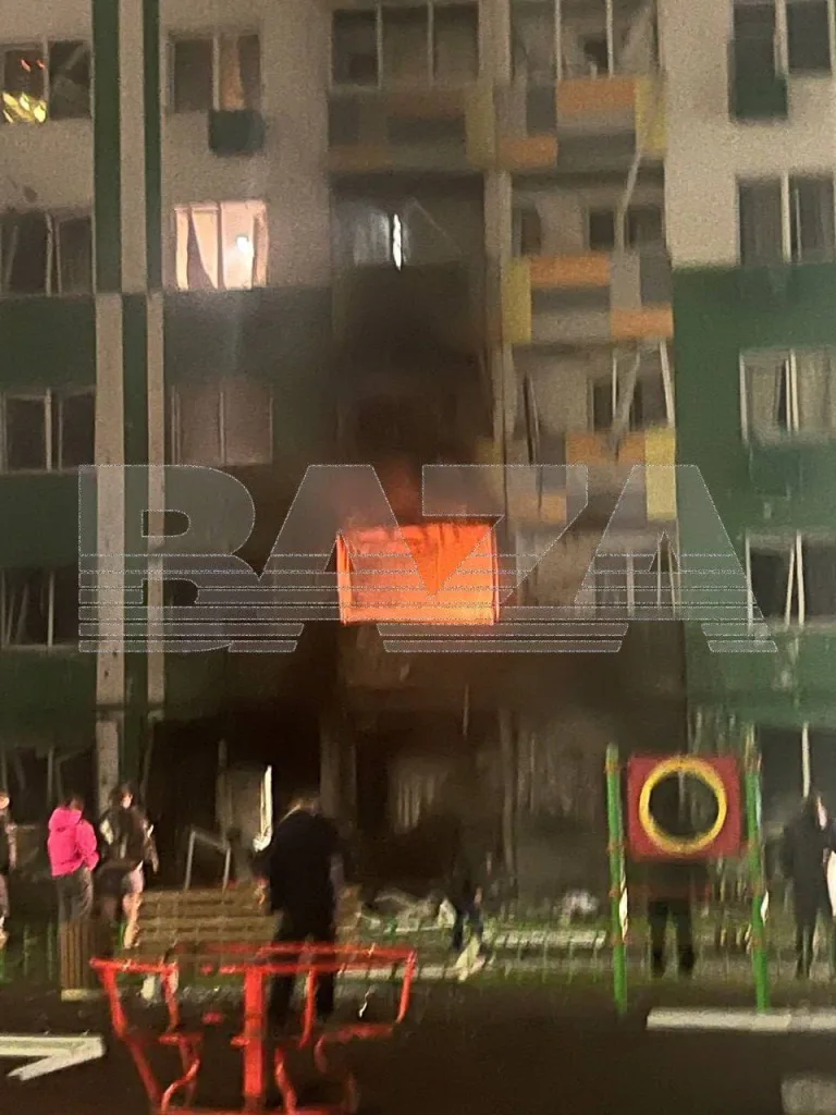 Ночная атака дронов ВСУ накрыла сразу несколько регионов России. В Твери беспилотник врезался в жилую многоэтажку — шесть пострадавших