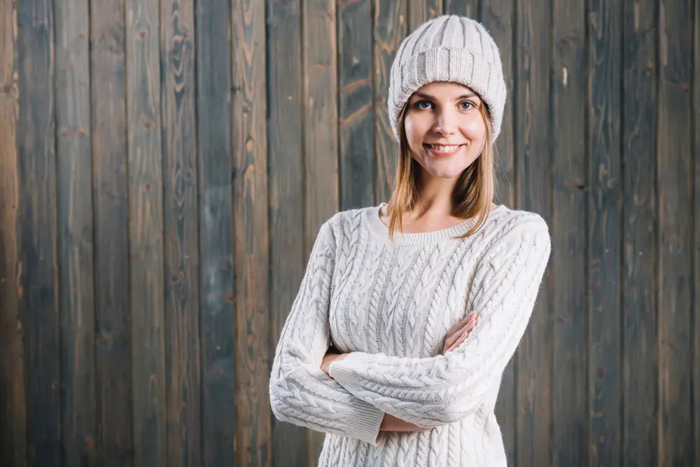 Так больше никто не одевает: 4 ошибки с головным убором, которые делают даже дорогую куртку похожей на уличный товар