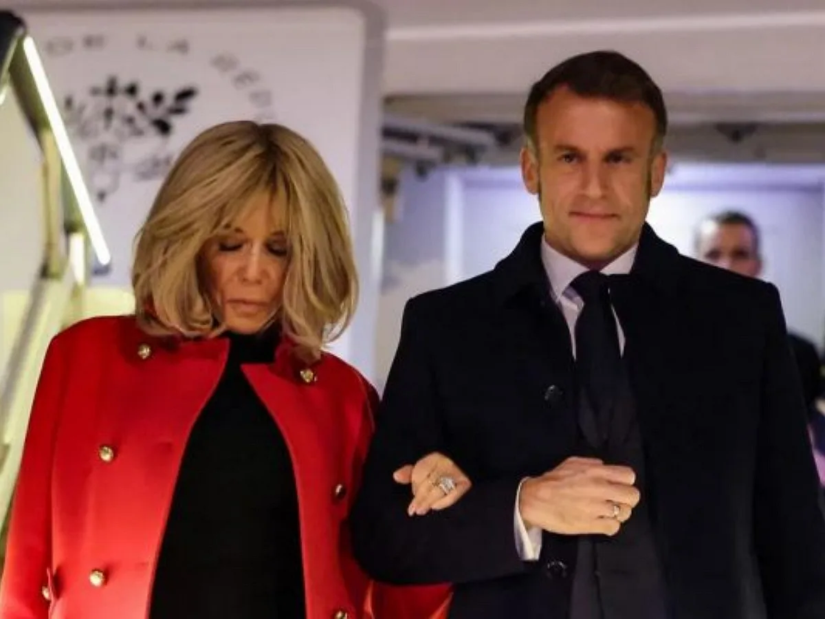 Странное поведение Макрона при прибытии в Китай вызывает обсуждения в Сети0