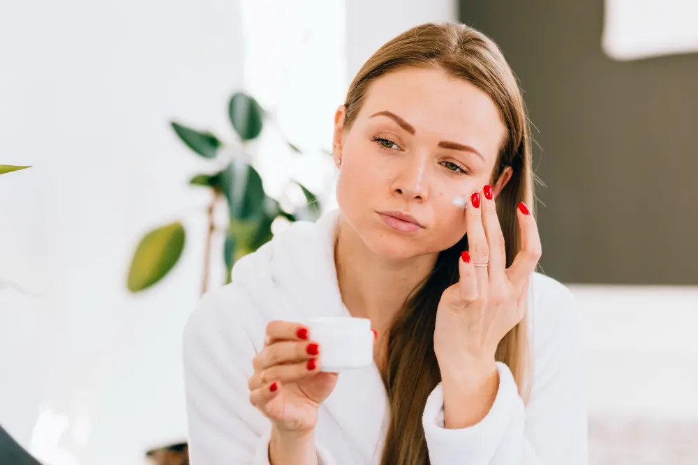 Морщины исчезают без следа: это растительное масло великолепно осветляет дерму и восстанавливает ей фарфоровый блеск