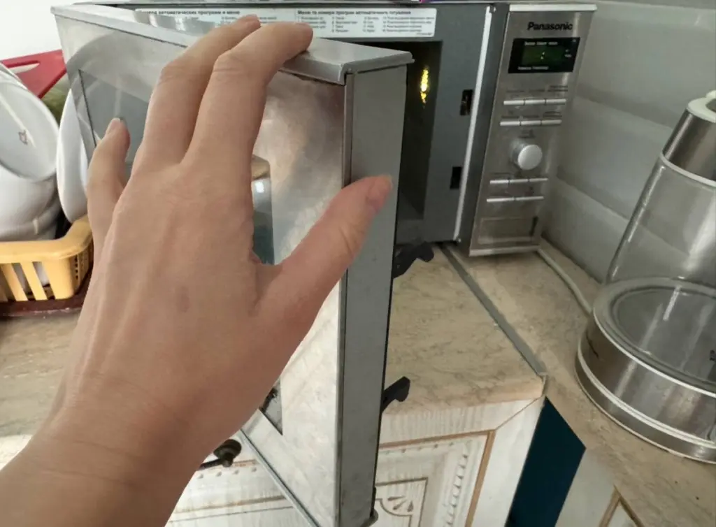 Очищаю микроволновую печь за 5 минут без использования химических средств: помещаю внутрь чашу с «кипящей водой» и этим ингредиентом — и грязь исчезает совершенно