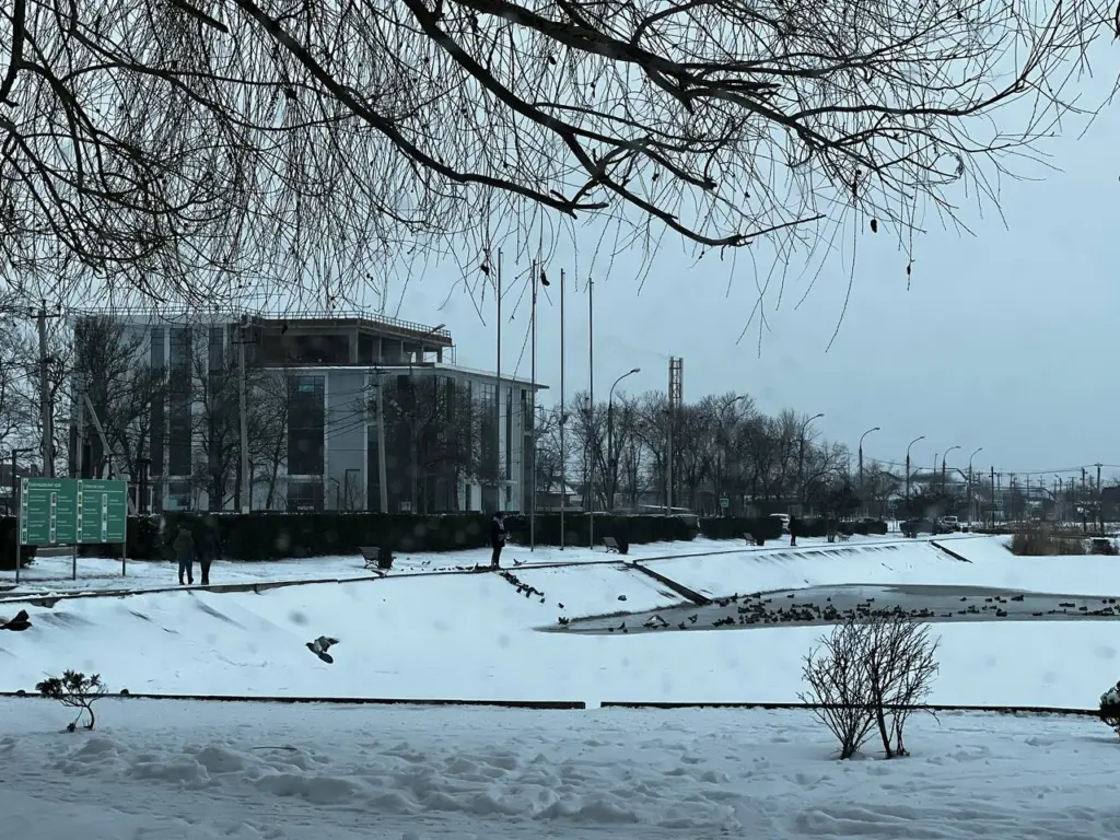 Как обеспечить обуви стойкость на скользких поверхностях: простой, но эффективный совет для зимнего периода