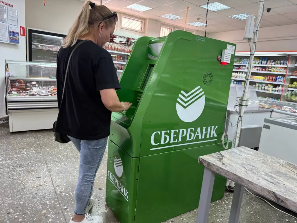 Центральный банк приостановил все значительные переводы. Новые нормы, о которых не сообщают банки, уже действуют