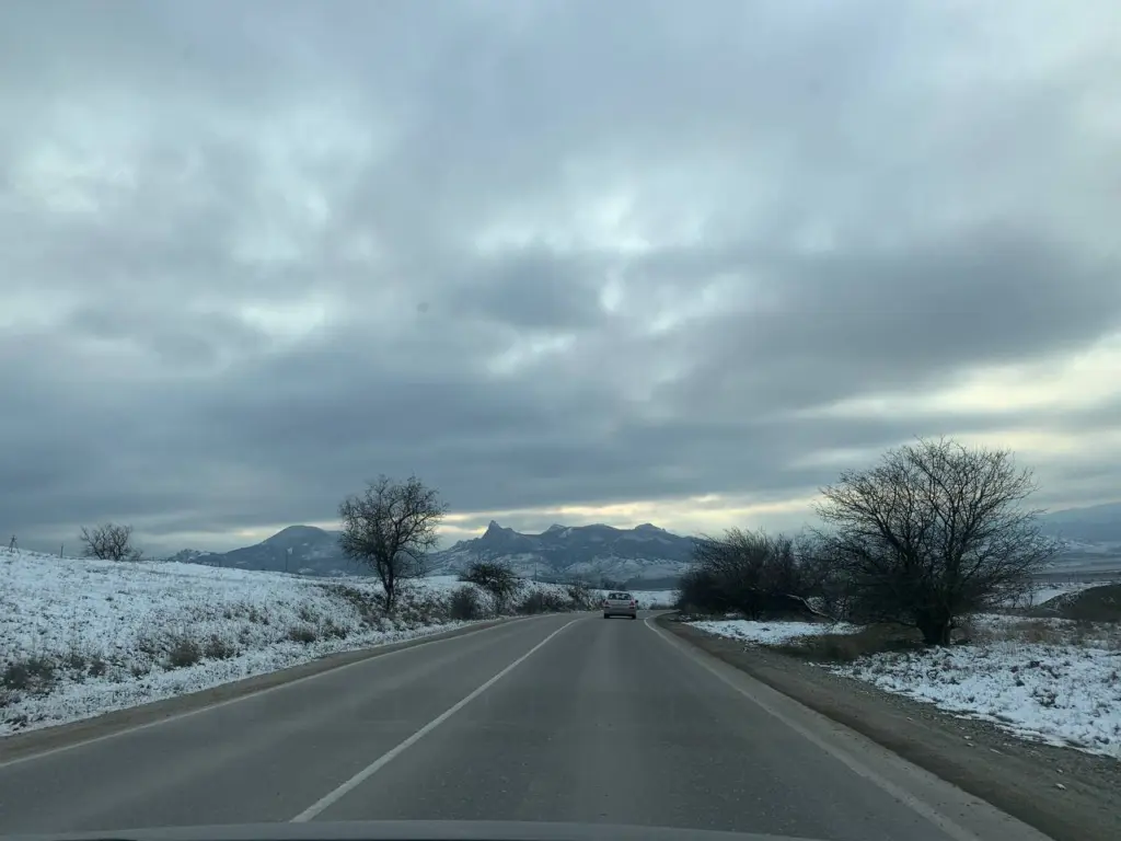 На календаре декабрь, а термометр показывает положительные температуры. Метеорологи сообщили гражданам России, когда же начнется настоящая зима. И выпадет ли снег на Новый год