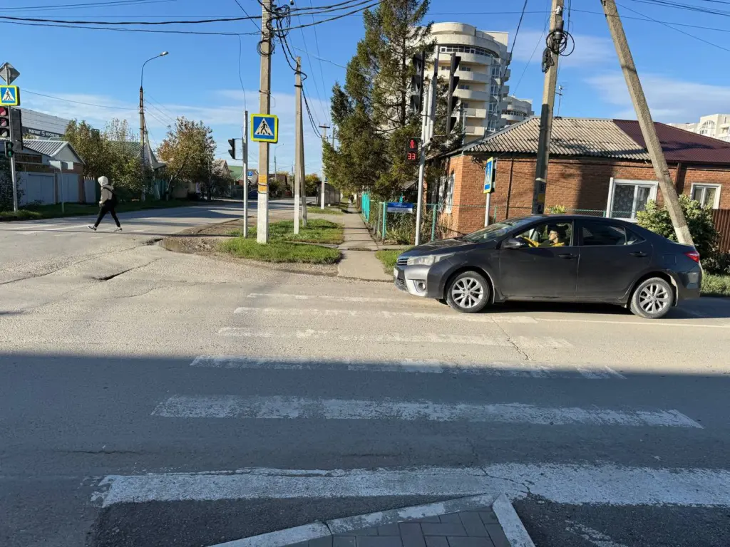 Шаг на «зебру» больше не является основанием: когда водителю действительно следует уступить дорогу пешеходу и что следует сообщить инспектору ГИБДД