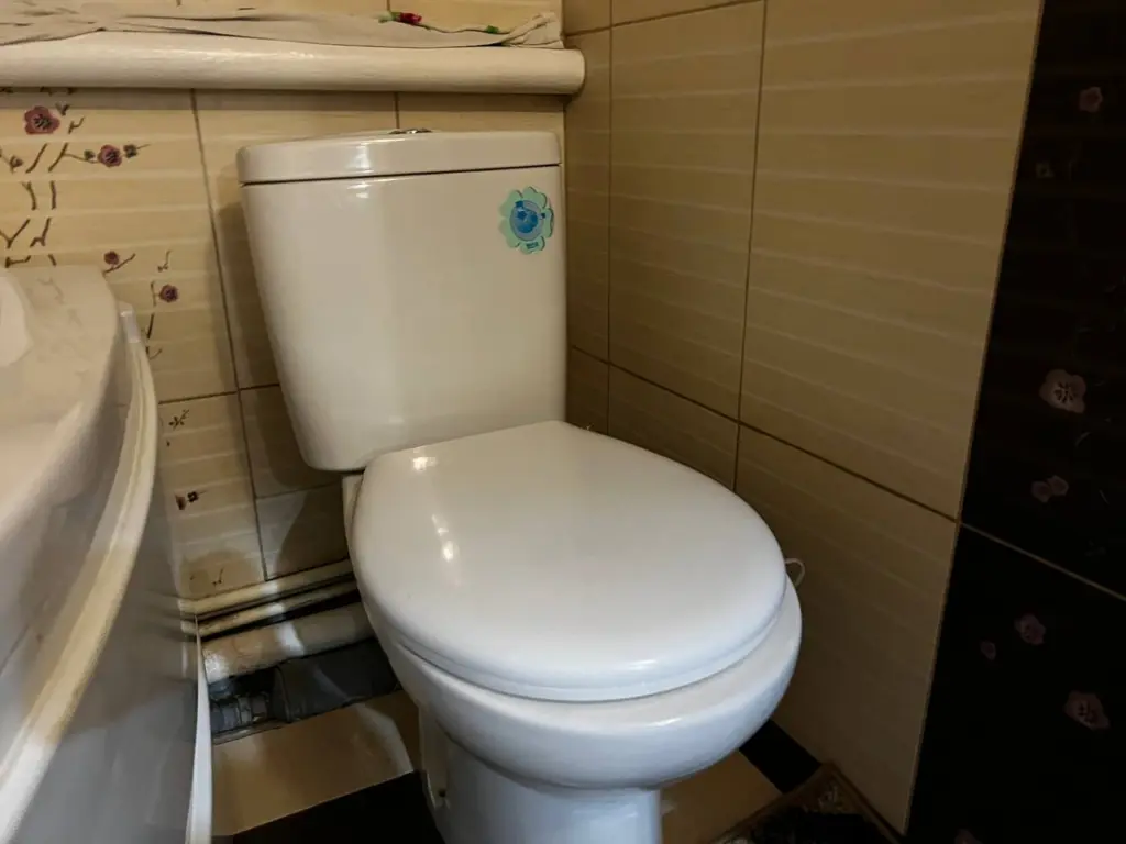 Поместила бутылку в резервуар унитаза — и расходы на воду значительно уменьшились: 10 методов сокращения коммунальных платежей