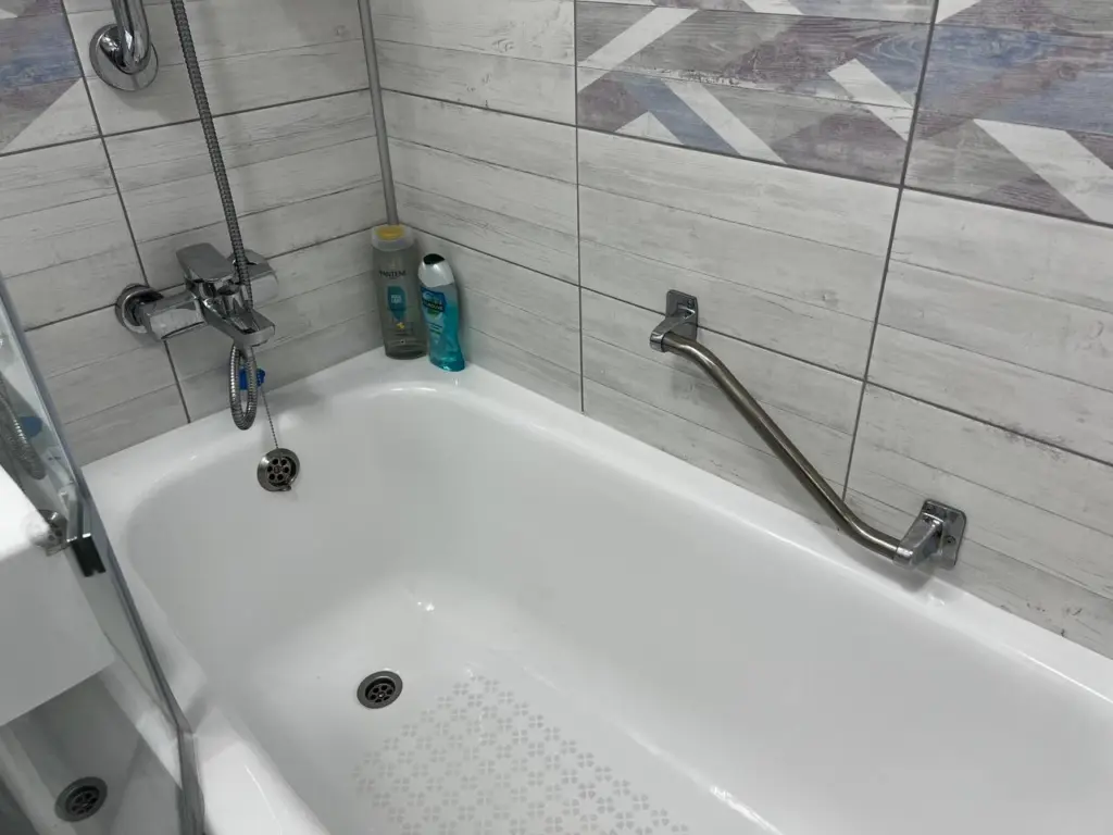 Почему не следует принимать душ, пока стиральная машина в работе: ответ специалистов по сантехнике вас удивит