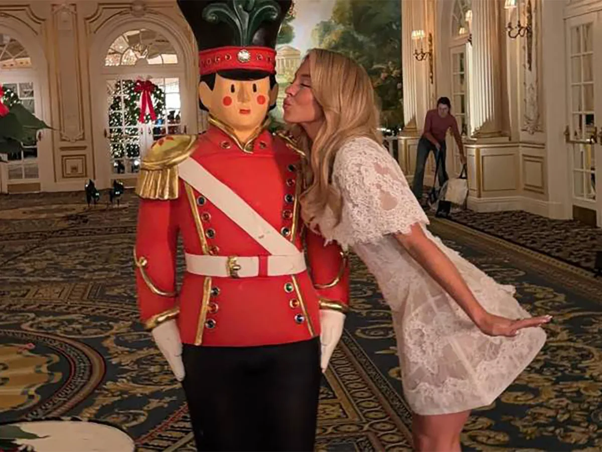 Сидни Суини поделилась смелыми снимками из закулисья0