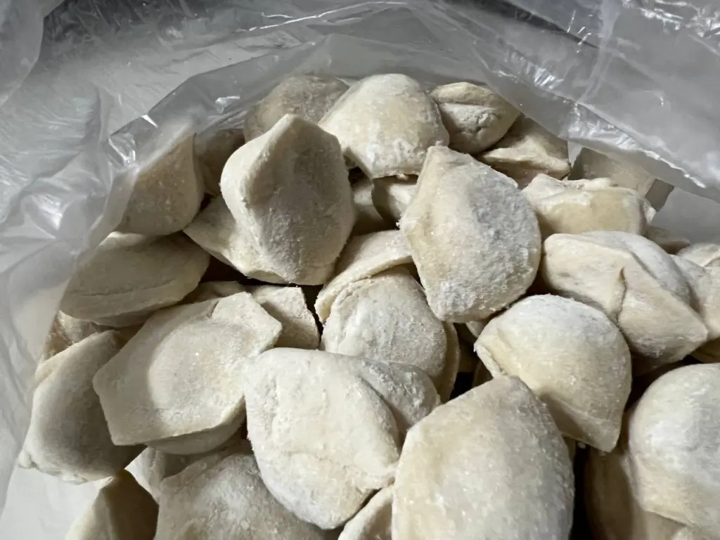 Не "лавровый лист" и не соль: секрет на миллион - 2 ложки в кастрюлю — и пельмени станут эластичными и не разварятся во время приготовления