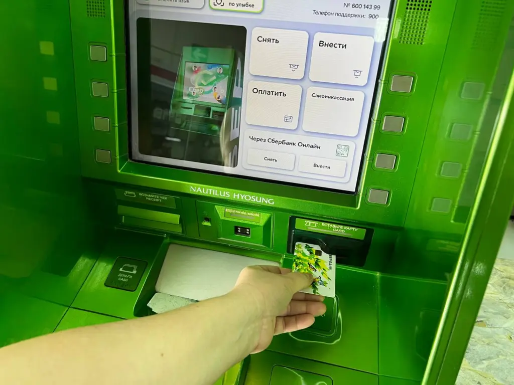 Граждан России настоятельно рекомендуют снимать средства с сберегательных счетов: в чем же причина