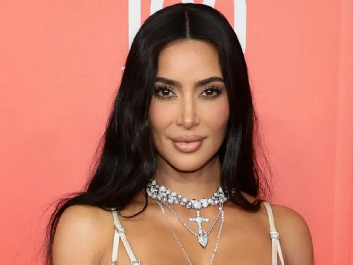 Ким Кардашьян опубликовала снимок в минималистичном бикини0