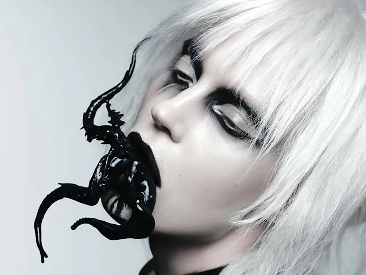 Глюкоза удивила публику киберпанк-кроликом без одежды с обнаженной задней частью0