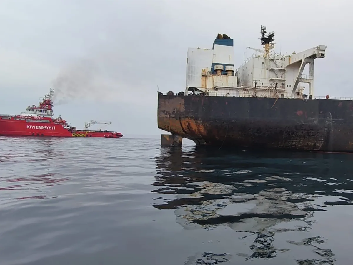 На болгарском побережье терпит бедствие танкер атакованный украинским БПЛА0