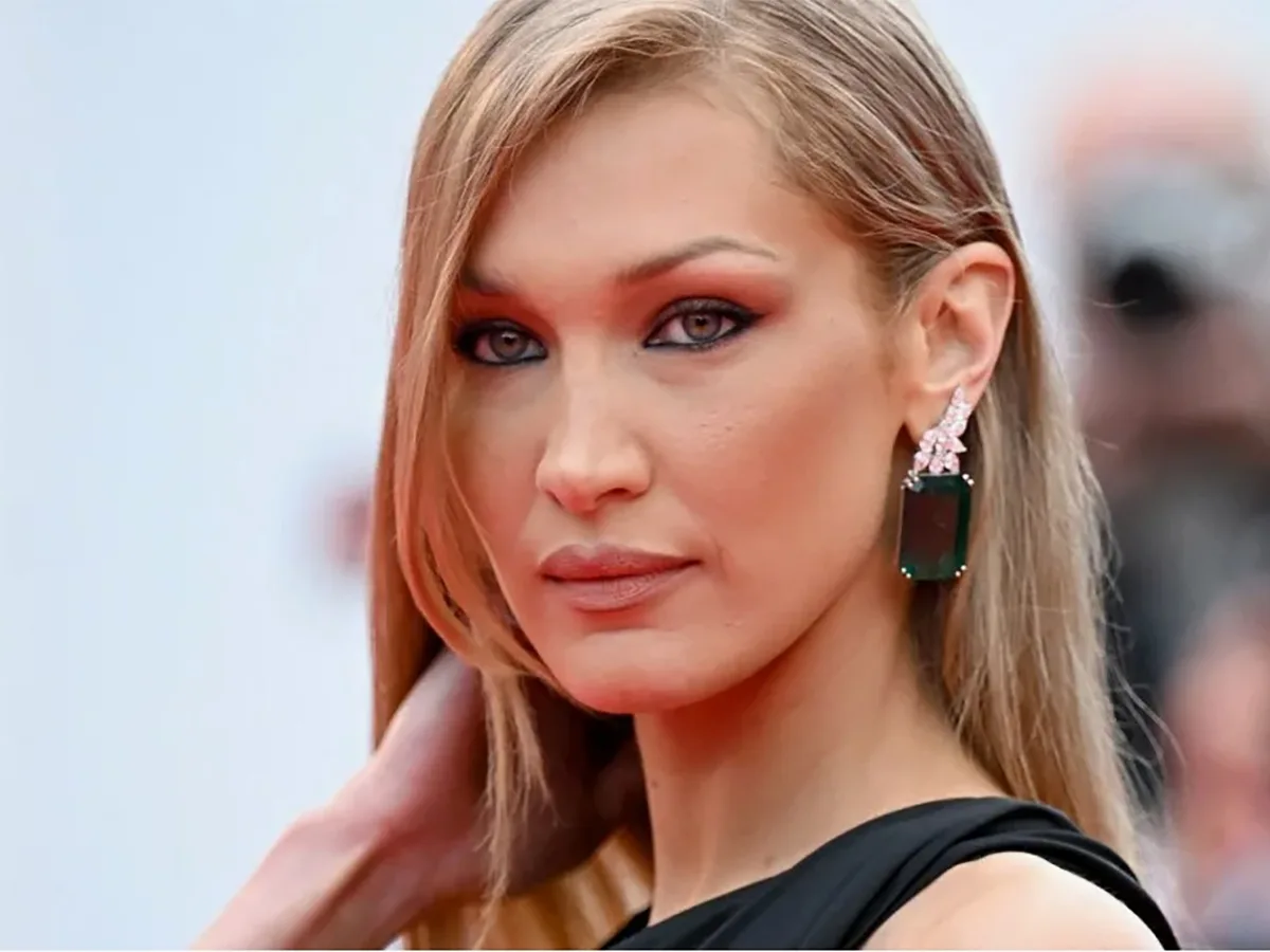 Белла Хадид в откровенной позе укрылась капустными листьями на снимке0