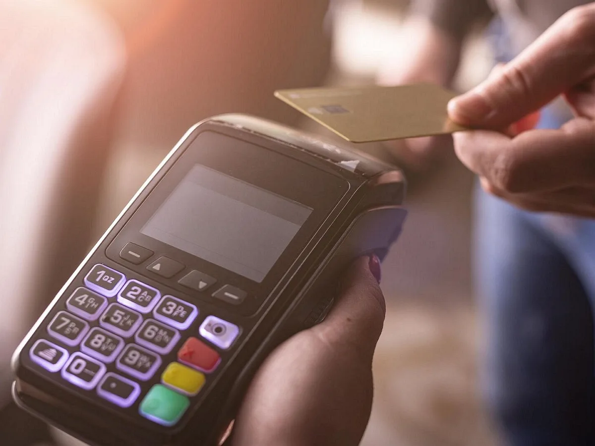 С 1 января 2026 года на операции с банковскими картами введут налог в 22% и объясняем какие изменения ждут россиян0