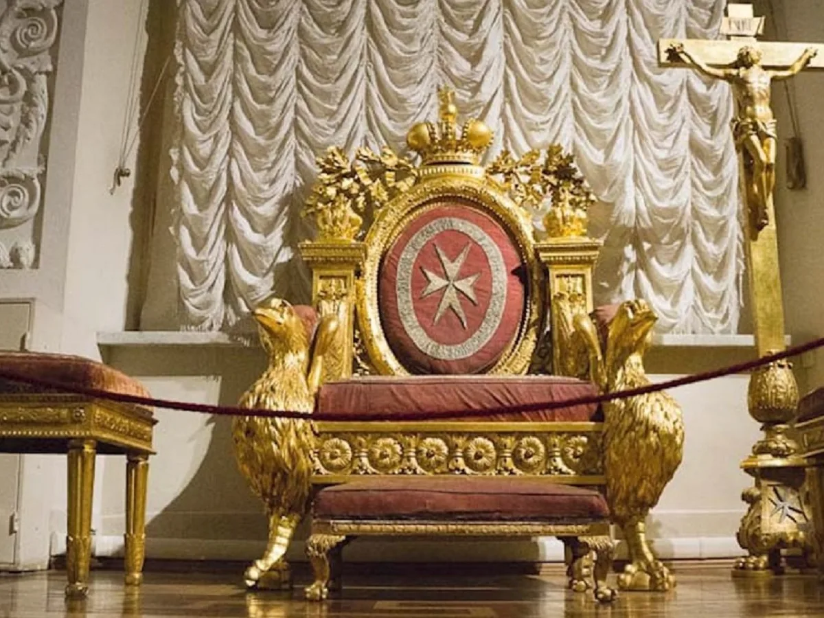 Россиянин с неудачным опытом на троне в Эрмитаже заплатил штраф в 800 тысяч рублей0