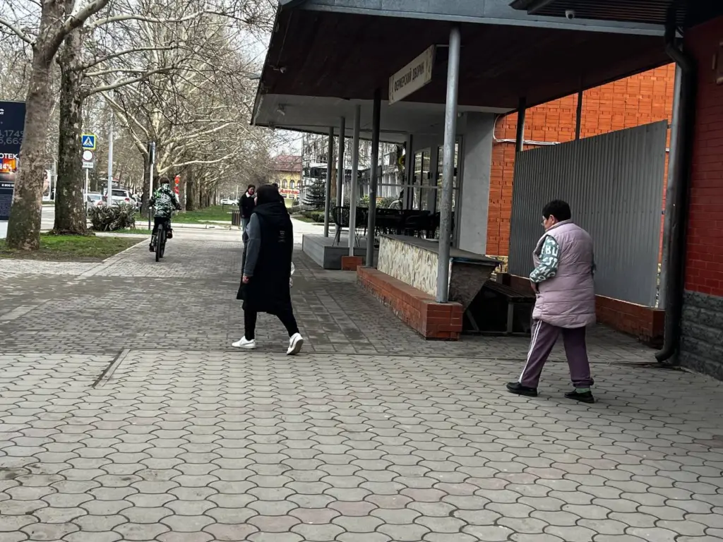 С 24 декабря пожилые люди в России начнут получать повышенные пособия — проверьте остаток на карте