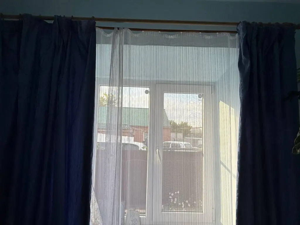 Тюль теперь будет сверкать белизной, как новенький: полстакана в таз — о сером, желтоватом и пятнах можно забыть