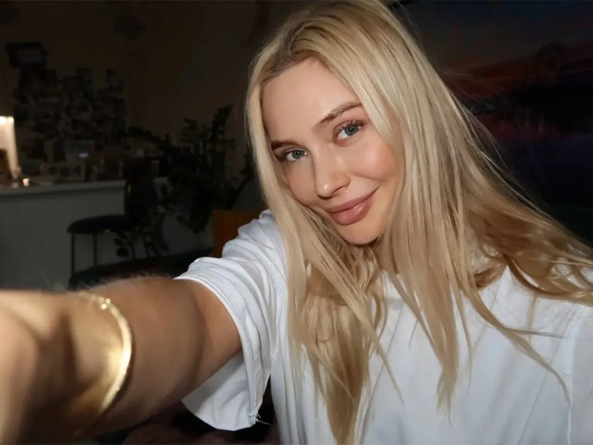 Звезда сериала «Универ» продемонстрировала свою фигуру в платье с мокрым эффектом и глубоким декольте0