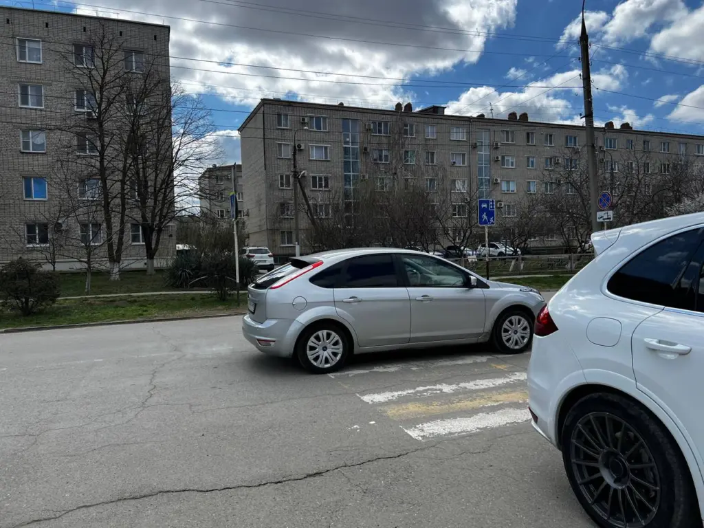 Переход на «зебру» больше не является основанием: россиянам объяснили, когда автомобилист должен предоставить преимущество пешеходу и какие слова употреблять с инспектором ГИБДД