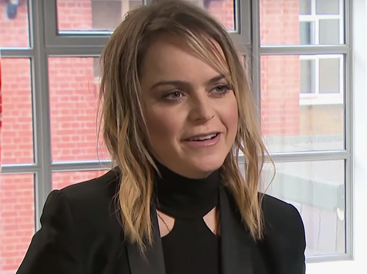 Актриса Тэри Меннинг появилась на снимке без верха0