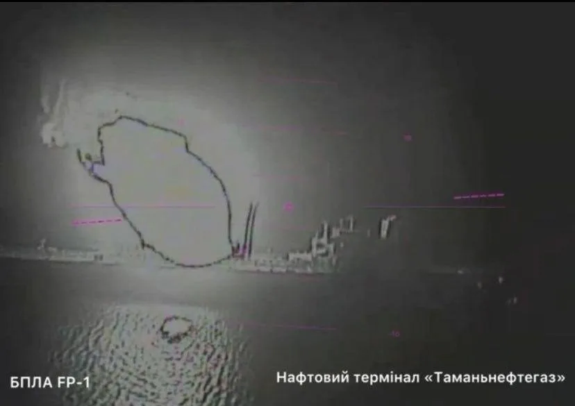 Горящий танкер в порту Тамани в прицеле украинского дрона-камикадзе