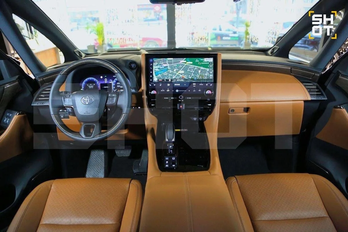 Беда не приходит одна - премиальный Toyota Alphard Ларисы Долиной попал в ДТП в Москве