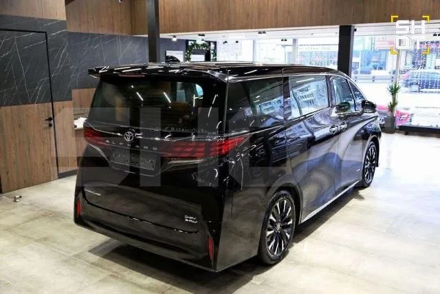 Беда не приходит одна - премиальный Toyota Alphard Ларисы Долиной попал в ДТП в Москве