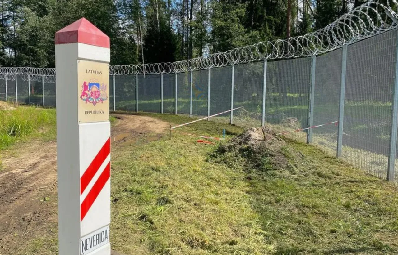 Латвия закончила строительство «символа изоляции» на границе с Россией