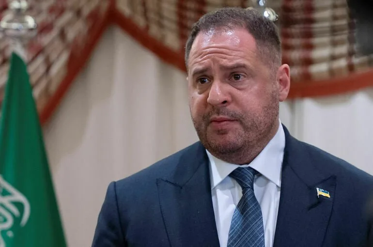 Ермак закатил Зеленскому получасовую истерику с оскорблениями, упреками и обвинениями после просьбы написать заявление об отставке