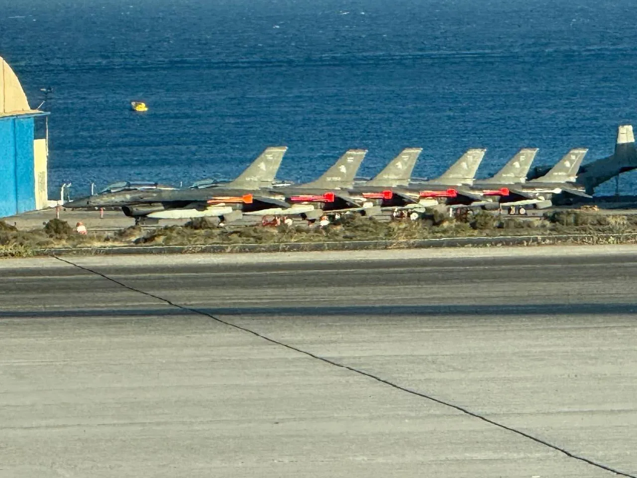 Первые шесть аргентинских истребителей F-16 AM/BM Fighting Falcon, закупленных Аргентиной из наличия ВВС Дании, начали свой трансатлантический перелет из Дании (база Скайдструп) до Аргентины, с промежуточными остановками